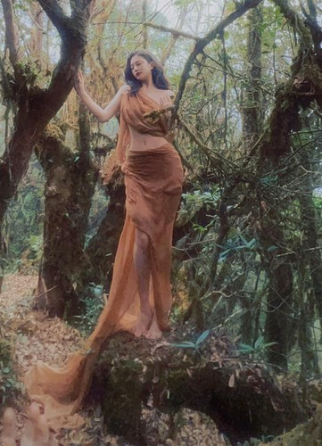 Trần Ngọc Bích sinh năm 1994, quê Quảng Ninh. Cô được gọi là "Miêu nữ Quảng Ninh" vì sở hữu vẻ đẹp ấn tượng, cá tính nhưng cũng mềm mại như "cat woman".