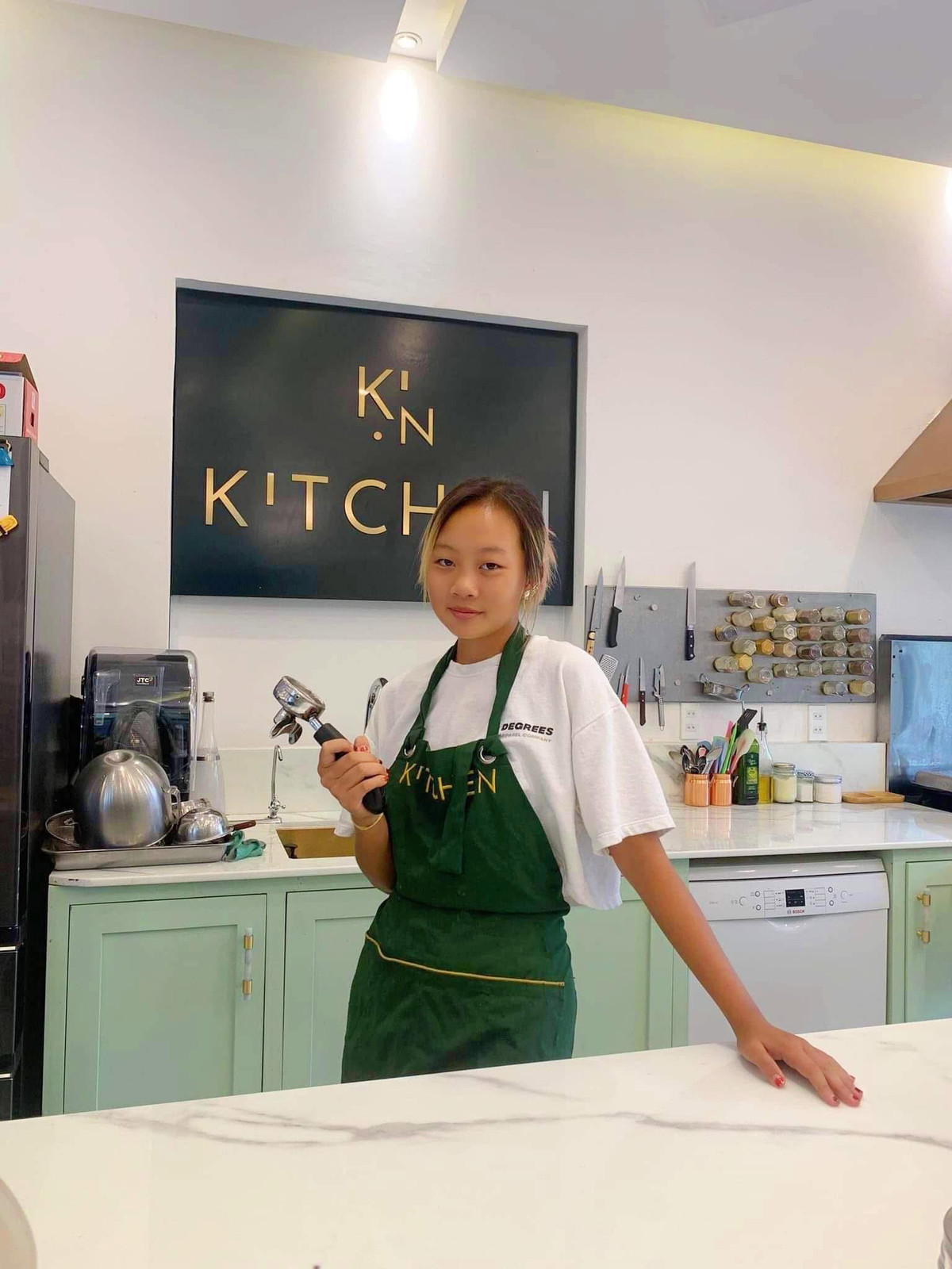 Bén duyên với môn thể thao này từ lúc 5 tuổi, Sophia đã từng giành chức vô địch giải Tennis trẻ TP.HCM khi mới học lớp 4, sau đó trở thành vận động viên quốc gia.