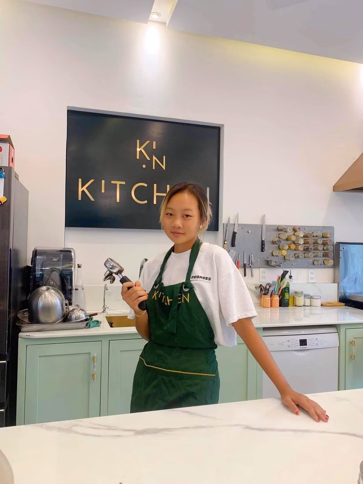 Bén duyên với môn thể thao này từ lúc 5 tuổi, Sophia đã từng giành chức vô địch giải Tennis trẻ TP.HCM khi mới học lớp 4, sau đó trở thành vận động viên quốc gia.