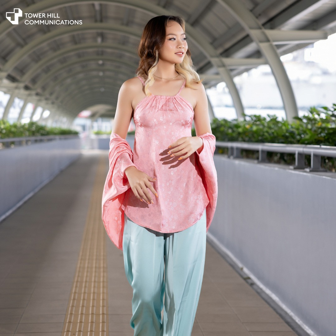 “Pickleball là môn thể thao tốc độ với những cú đánh nhanh, đây chính là điểm cuốn hút mình nhất. Mình tập luyện chăm chỉ, theo đuổi Pickleball một cách nghiêm túc trước khi môn này trở thành xu hướng như hiện nay. Để có những thành tích cao khi thi đấu, mình phải kiên trì luyện tập mỗi ngày với thầy giáo và đồng đội.” - Sophia Phương Anh bày tỏ.