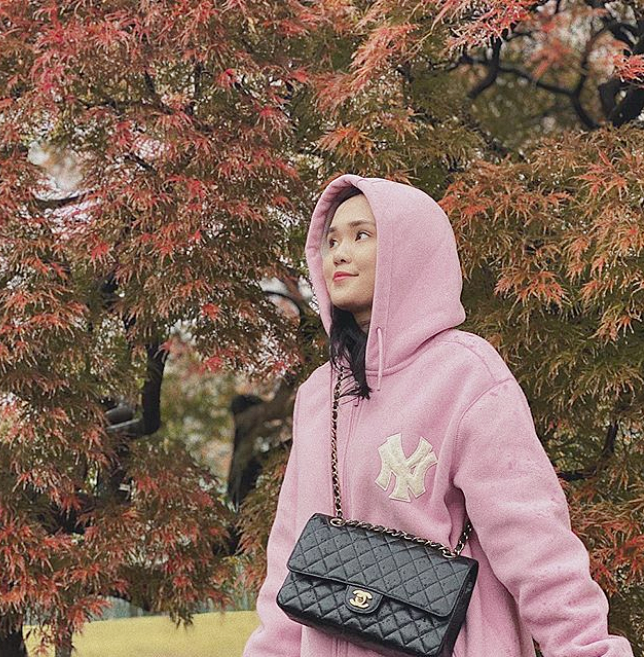 Trong khi đó, chị gái Quỳnh Anh là Huyền My đã đưa ra 2 lựa chọn cho nhân viên này rằng: Một là nghỉ luôn thì sẽ nhận được lương cứng. Phương án còn lại là sau khi hết giãn cách, đi lên shop bàn giao công việc và đào tạo lại nhân viên mới thì sẽ được chuyển khoản tiền thưởng + lương những ngày làm việc còn lại.