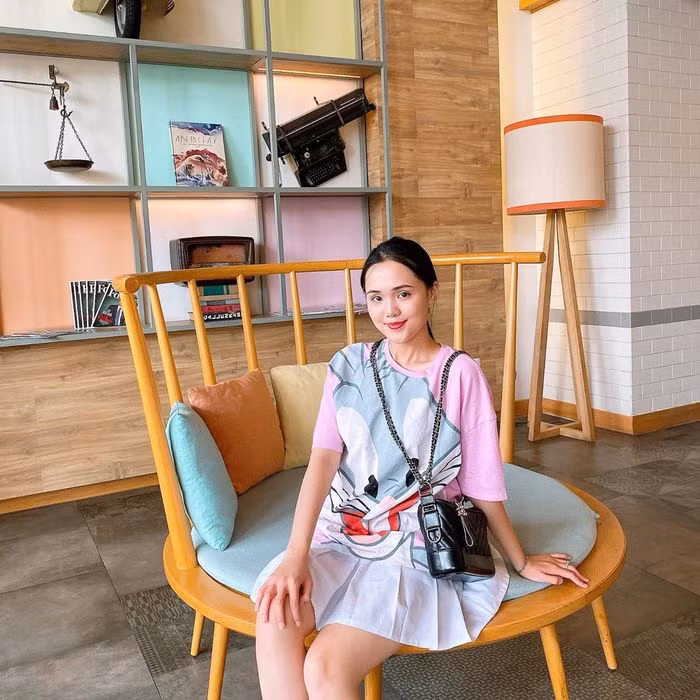 Theo tìm hiểu, câu chuyện trên bắt đầu từ một nhân viên từng phụ trách đóng hàng đã làm việc từ năm 2020 cho cửa hàng mỹ phẩm mà "công chúa béo" Quỳnh Anh và chị gái Huyền My làm chủ.