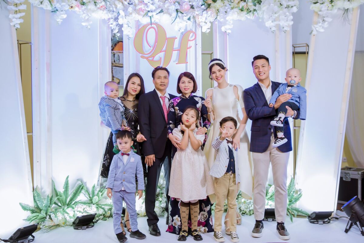 Kỳ Hân cười suốt buổi tiệc vì hạnh phúc. Hai con trai của cô, bé Tỏi và Dưa Hấu, mặc bảnh bao trong ngày vui của bố mẹ.