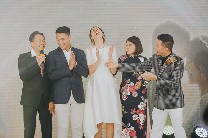 Kỳ Hân có nhiều thời gian chụp ảnh và đón khách vì các con không quấy khóc. Bé Tỏi thích thú vì hôm đó có nhiều bạn cùng tuổi còn Dưa Hấu bỗng "dễ tính", ai bế cũng theo.