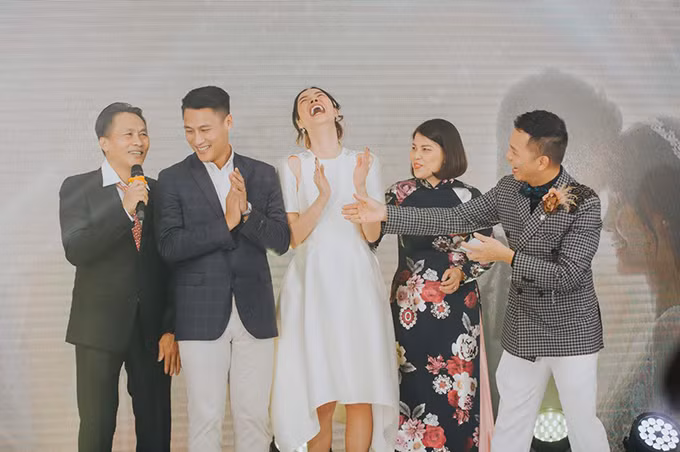 Kỳ Hân có nhiều thời gian chụp ảnh và đón khách vì các con không quấy khóc. Bé Tỏi thích thú vì hôm đó có nhiều bạn cùng tuổi còn Dưa Hấu bỗng "dễ tính", ai bế cũng theo.