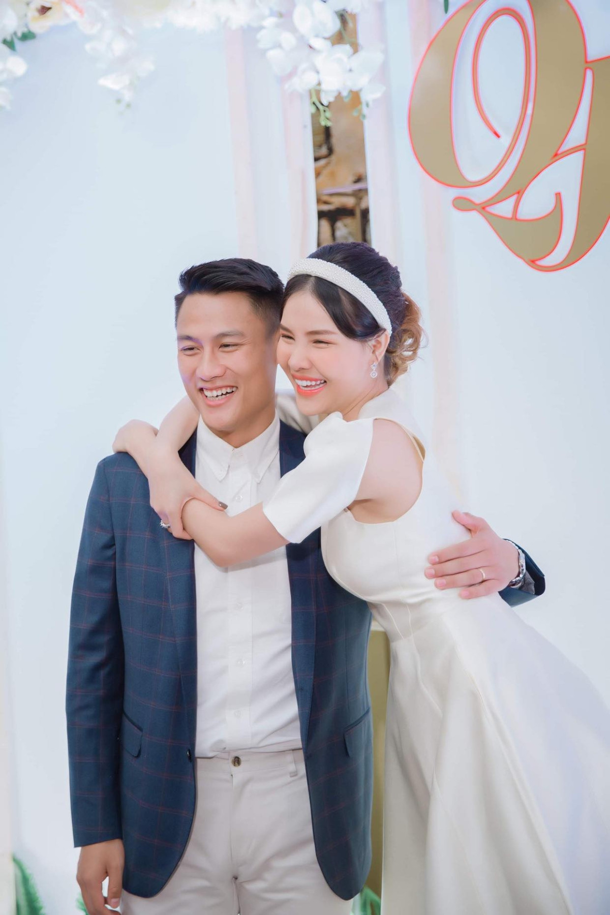 Mới đây những hình ảnh đám cưới tại CH Czech của vợ chồng Mạc Hồng Quân thu hút sự chú ý của nhiều NHM trong nước.