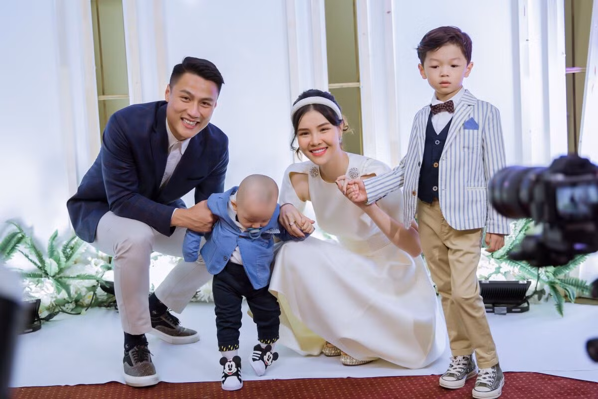 Vợ chồng Mạc Hồng Quân coi đây là dịp báo hỷ kết hợp mừng sinh nhật sớm cho con trai út, bé Dưa Hấu.