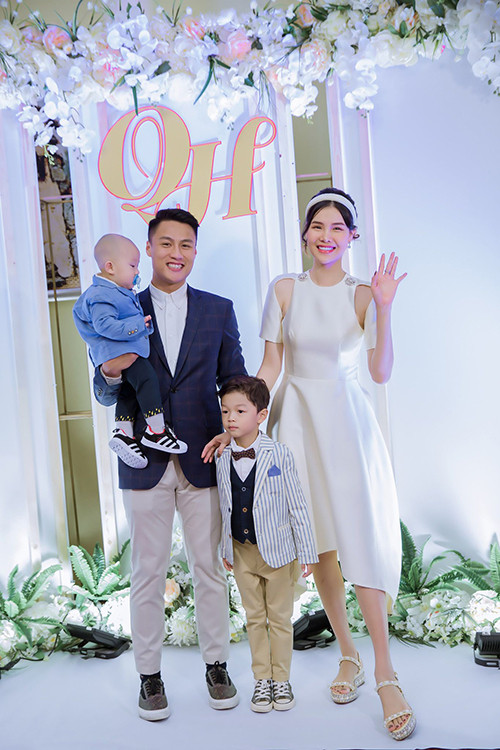 Kỳ Hân mặc chiếc váy lụa màu trắng đặt may từ Việt Nam, còn cầu thủ Mạc Hồng Quân diện vest xanh mua trong chuyến du lịch Tây Ban Nha cách đây vài tuần.