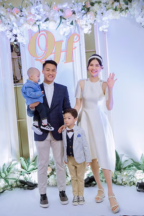 Kỳ Hân mặc chiếc váy lụa màu trắng đặt may từ Việt Nam, còn cầu thủ Mạc Hồng Quân diện vest xanh mua trong chuyến du lịch Tây Ban Nha cách đây vài tuần.