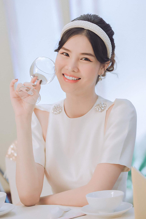 Theo chia sẻ của Kỳ Hân, lúc MC mời lên phát biểu, cô bối rối, nói không nên lời.