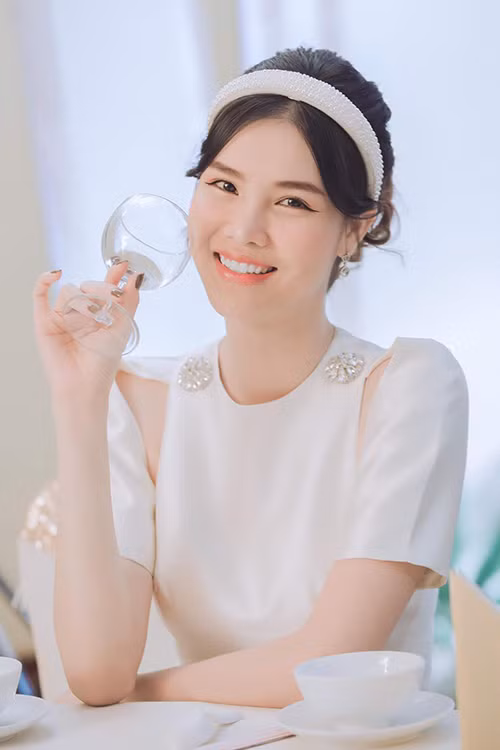 Theo chia sẻ của Kỳ Hân, lúc MC mời lên phát biểu, cô bối rối, nói không nên lời.