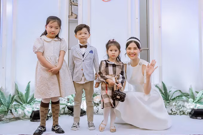 Bố mẹ Mạc Hồng Quân hiện kinh doanh tự do ở Praha.