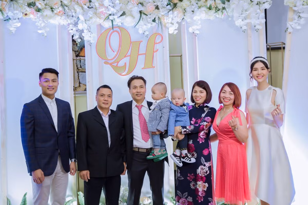 Không gian tiệc cưới phong cách hoa cỏ, do Kỳ Hân lên ý tưởng và thuê đơn vị tổ chức sự kiện thực hiện. Cô và ông xã còn tự cắm 20 cốc hoa trang trí bàn tiệc vì không chọn được nơi đặt hoa ưng ý.