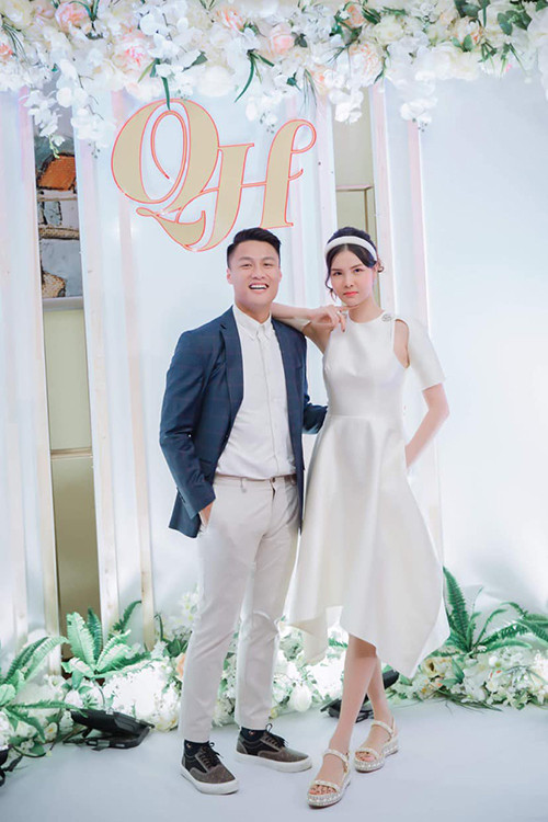 Theo chia sẻ của vợ Mạc Hồng Quân là Kỳ Hân, bữa tiệc cưới có 200 khách là người thân, bạn bè của gia đình chồng cô ở CH Czech.