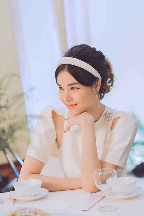 Kỳ Hân thấy bình thường trong suốt quá trình chuẩn bị nhưng hôm tiệc chính, cô run như lần đầu được lên xe hoa.