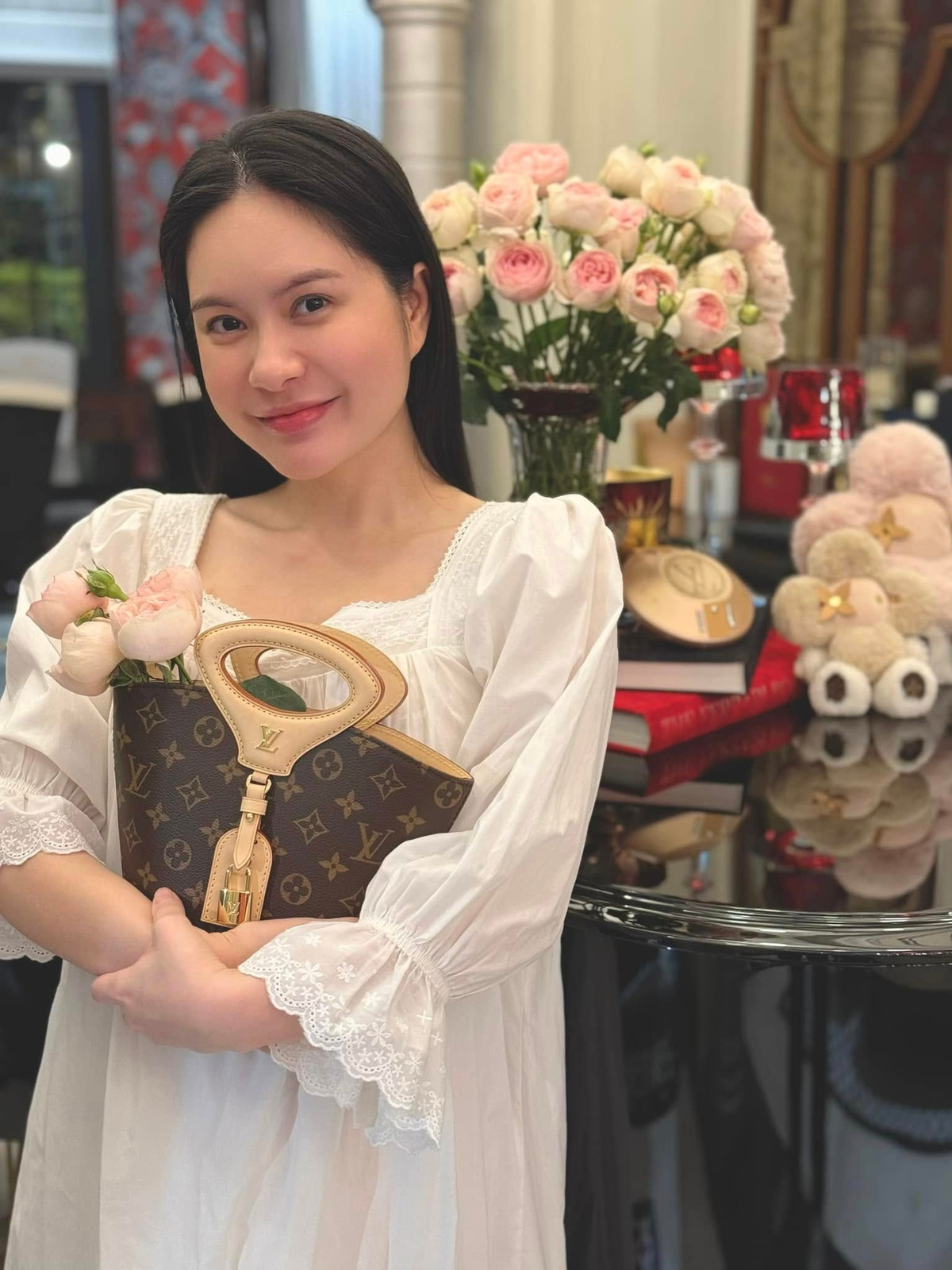 Trong đoạn clip, nữ đại gia quận 7 cũng nhấn mạnh sản phẩm mình bán là hàng xách từ nước ngoài về nên yên tâm tuyệt đối về chất lượng.