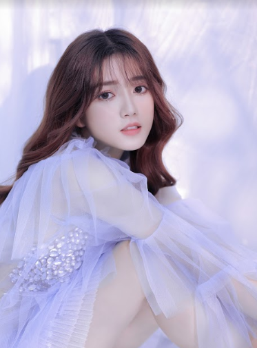 Sau một thời gian khá lặng tiếng kể từ sau khi ồn ào bất hòa với nhóm FAPtv, hot girl An Vy mới đây đã tuyên bố trở lại showbiz bằng bộ ảnh khoe vẻ đẹp khiến ai trông thấy cũng phải "rung động".