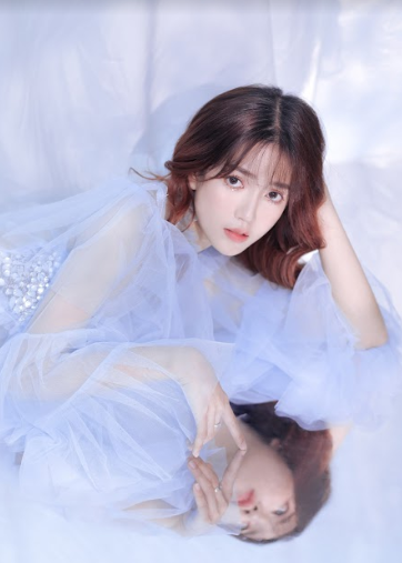 Trước khi chính thức quay trở lại showbiz, hot girl 9X An Vy không quên chia sẻ về mối quan hệ "gương vỡ lại lành" của mình với nhóm hài nút kim cương của Youtube: "Sau khi rời Faptv thì trong năm đầu mình cũng tự thu hẹp lại so với xã hội vì một phần tâm lý, nhưng trong thời gian đó thì bản thân mình cũng tự nhìn nhận lại những điều thiếu sót và không đúng của bản thân để rút ra kinh nghiệm cho tương lai.