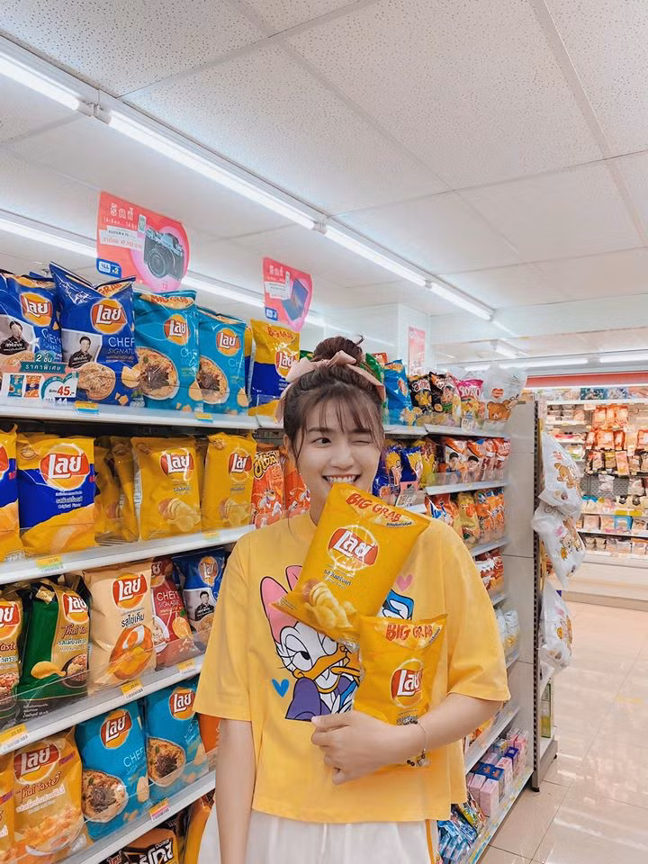 An Vy tên đầy đủ là Nguyễn An Vy sinh năm 1998, cô nàng là gương mặt nổi đình đám bên cạnh Ribi Sachi khi cùng debut với nhóm hài FAPtv.