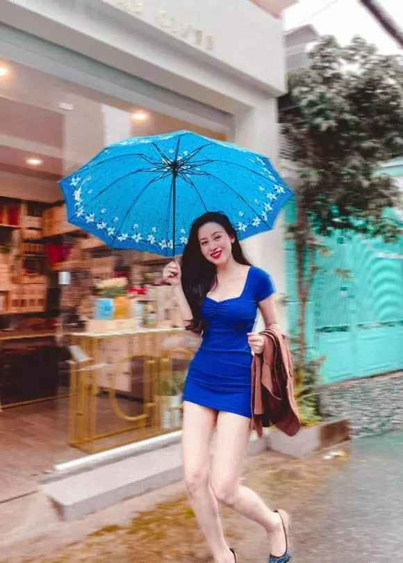 Dưới phần bình luận, bên cạnh vô số lời khen xinh đẹp, gợi cảm hay đôi chân dài miên man... thì một tài khoản mạng hỏi: "Định bao giờ lấy chồng thế Huyền Anh?".