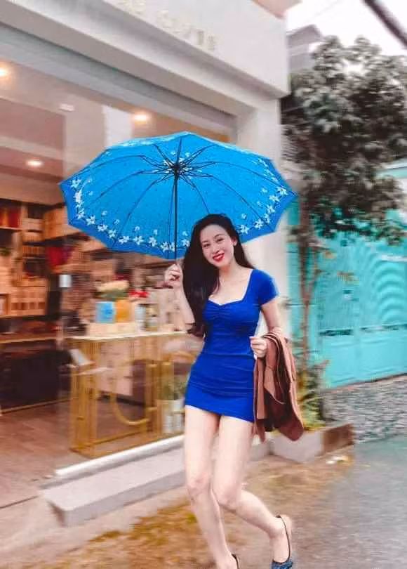 Dưới phần bình luận, bên cạnh vô số lời khen xinh đẹp, gợi cảm hay đôi chân dài miên man... thì một tài khoản mạng hỏi: "Định bao giờ lấy chồng thế Huyền Anh?".