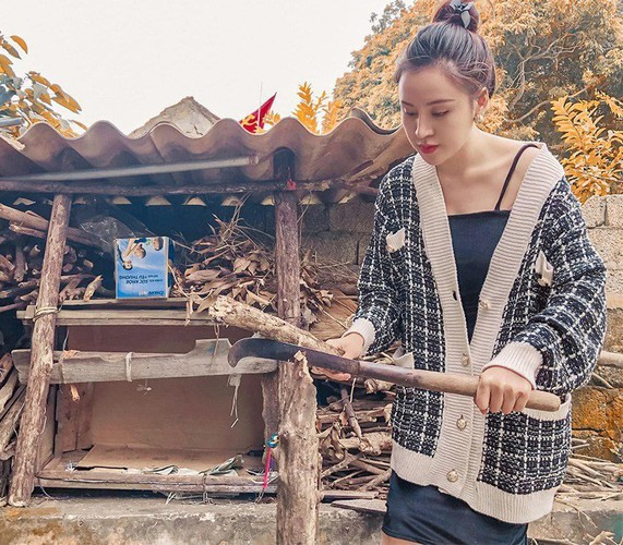 Sau quãng thời gian "ở ẩn", bà Tưng (tên thật: Lê Thị Huyền Anh) tái xuất trên mạng xã hội. Để thu hút sự chú ý của cộng đồng mạng, gái xinh liên tục diện những trang phục ngắn cũn, gợi cảm.