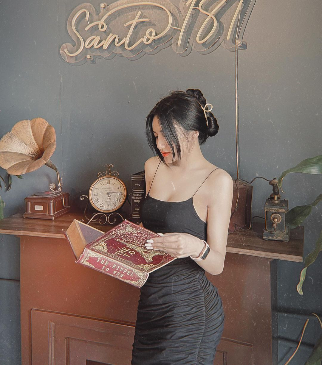 Có lợi thế làm người mẫu từ khi là cô bé tuổi teen nên Thanh Hằng dễ dàng hóa thân theo các concept khác nhau kể cả có đôi phần quyến rũ.