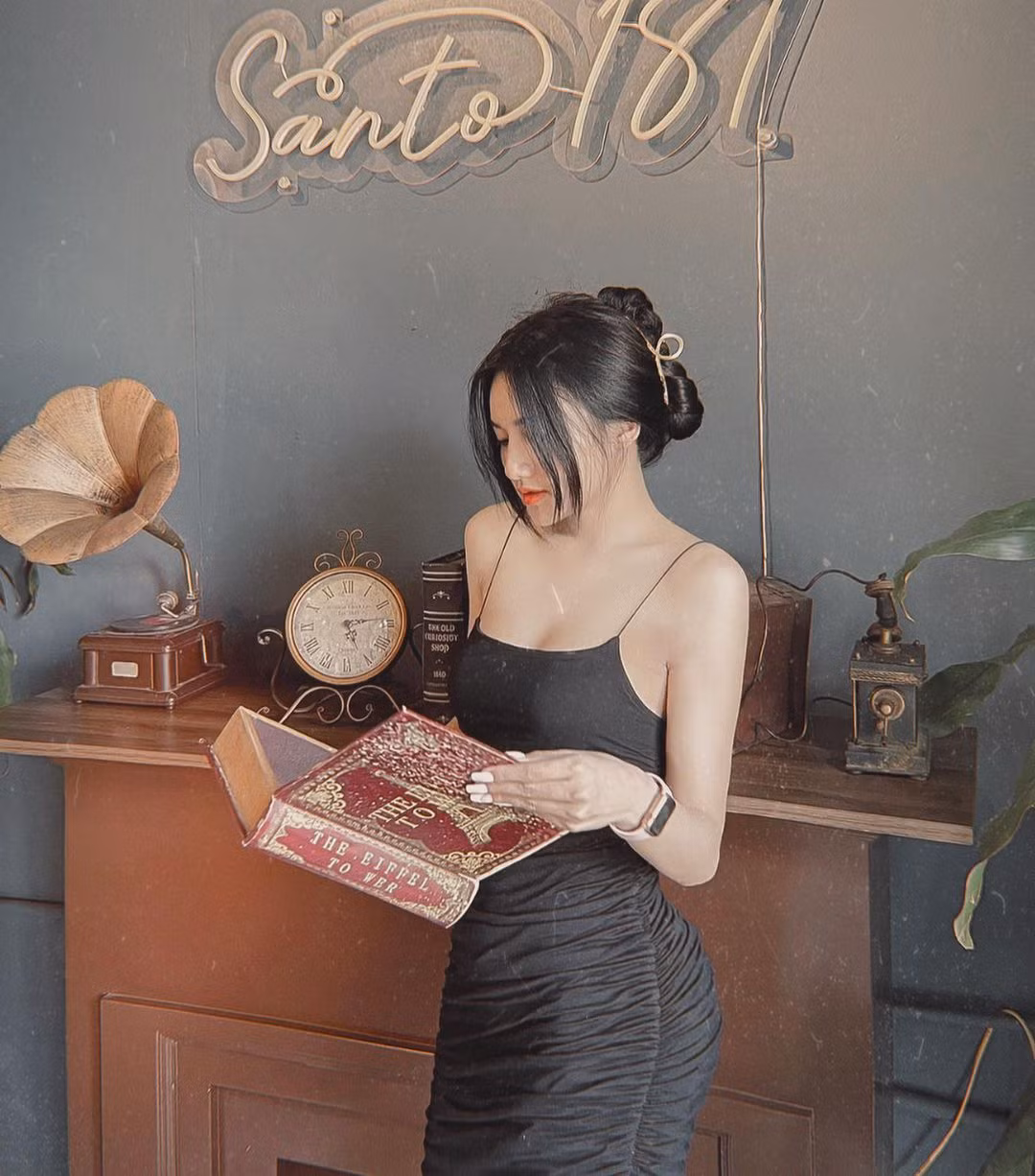 Có lợi thế làm người mẫu từ khi là cô bé tuổi teen nên Thanh Hằng dễ dàng hóa thân theo các concept khác nhau kể cả có đôi phần quyến rũ.