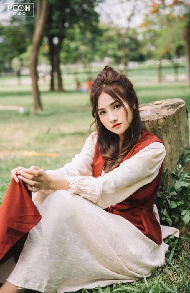 Những thiết kế dáng quây rất được những cô nàng có vòng 1 đầy đặn ưa chọn mặc vì chúng thể hiện được lợi thế hình thể của cô hot girl đồng phục ngày nào.