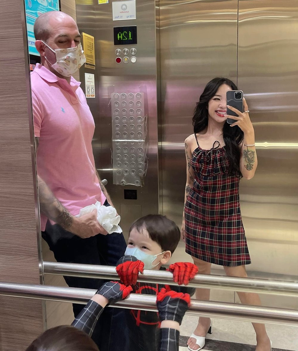 Như Foxie từng chia sẻ, cô và ông xã quen nhau trong một quán bar. Khi ấy, vì quán tính tiền nhầm nên chồng cô tính nước "quỵt" trong trạng thái không còn tỉnh táo. Thấy thế, gái xinh TikToker vội vàng chạy theo đòi lại khoản tiền để rồi khiến chồng cô say đắm và liên tục trở lại quán để được gặp cô rồi ngỏ lời muốn được trở thành người chăm sóc suốt cuộc đời này.