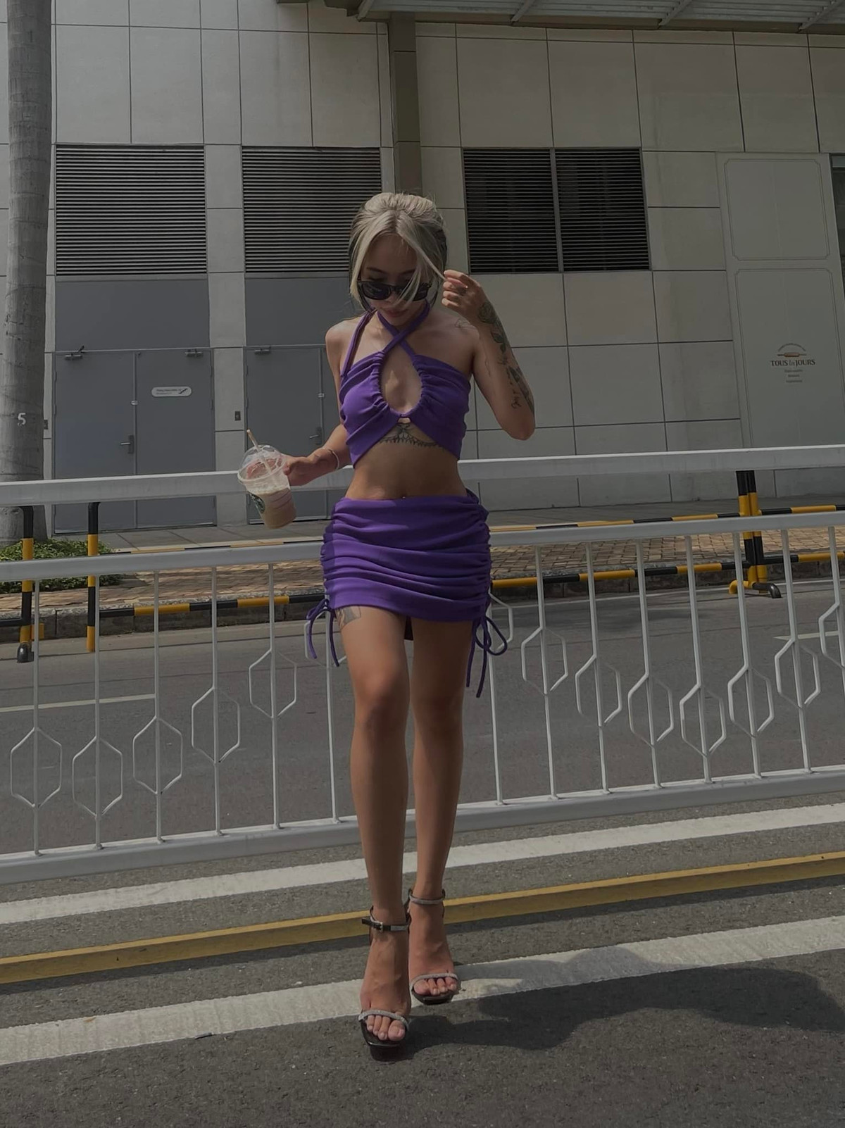 Cũng như những cặp đôi khác, khi sống ở xứ người, điều khó khăn nhất sau rào cản ngôn ngữ chính của vợ chồng Như Foxie đó là eo hẹp về tài chính. Cô nàng tâm sự họ phải cất từng xu vào túi giấy để tiết kiệm, thỉnh thoảng mới dám lấy vài đồng ra mua trà sữa nhưng lại bị chồng trách là hoang phí.