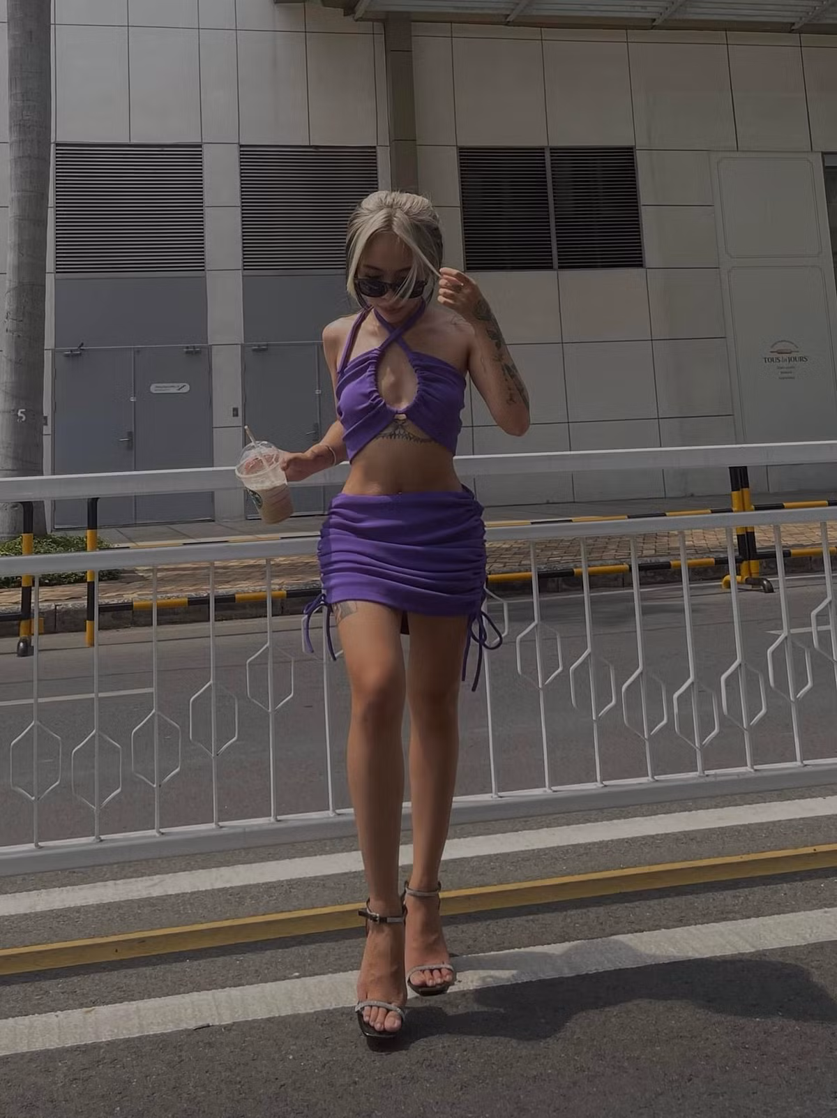 Cũng như những cặp đôi khác, khi sống ở xứ người, điều khó khăn nhất sau rào cản ngôn ngữ chính của vợ chồng Như Foxie đó là eo hẹp về tài chính. Cô nàng tâm sự họ phải cất từng xu vào túi giấy để tiết kiệm, thỉnh thoảng mới dám lấy vài đồng ra mua trà sữa nhưng lại bị chồng trách là hoang phí.