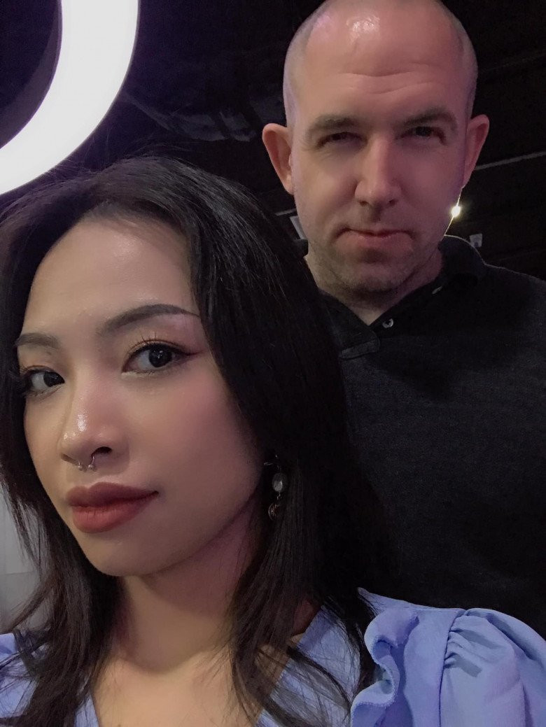 Như Foxie có bề ngoài nhỏ nhắn đáng yêu. Trong khi đó, anh chồng Tây của cô lại hơn vợ tới 16 tuổi, cao 1m86 và rất đô con. Dù chênh lệch ngoại hình, tuổi tác nhưng không hề là rào cản với cặp đôi chủ kênh TikTok triệu view khi quyết định đến với nhau.