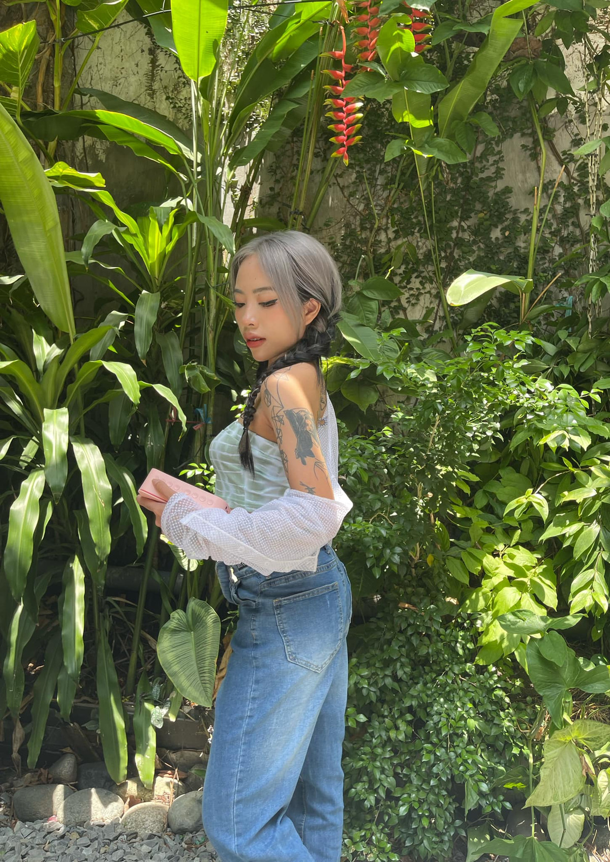 Khó khăn về tài chính từng khiến Như Foxie tổn thương. Cô nàng từng chia sẻ: "Mình quăng bịch tiền lại, vì là tiền xu nên phát ra tiếng 'xẻng'. Con mình nghe thấy thì bật cười giòn tan, thế là vợ chồng mình không gây nhau nữa."