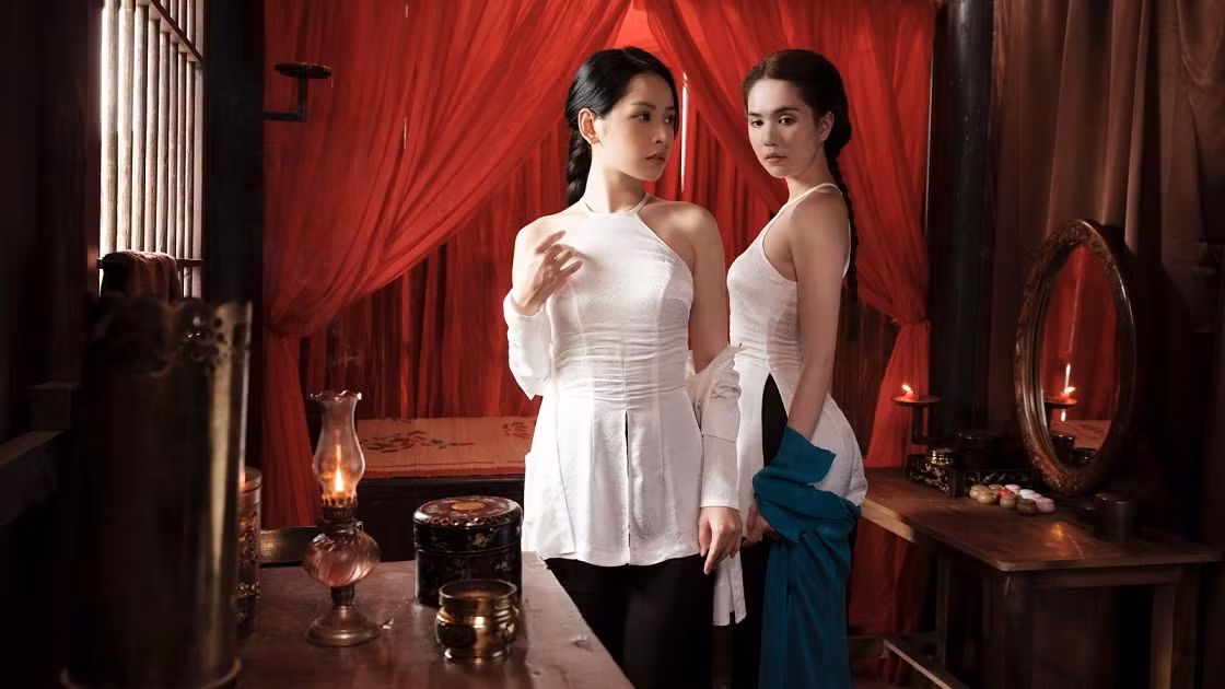 Sau loạt ảnh đứng chung một khung hình của Ngọc Trinh và Chi Pu nhiều dân mạng phải thốt lên rằng: "Trời ơi, hai chị muốn người khác sống sao?".