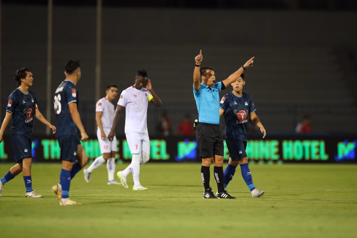 V-League 2023/2024 khai man, VAR gay chu y khi Hai Phong chia diem voi HAGL-Hinh-3