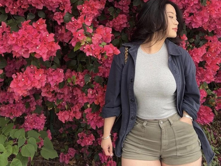 Để che kín bắp tay, Wu Wuyan thường xuyên lựa chọn áo dáng ôm,