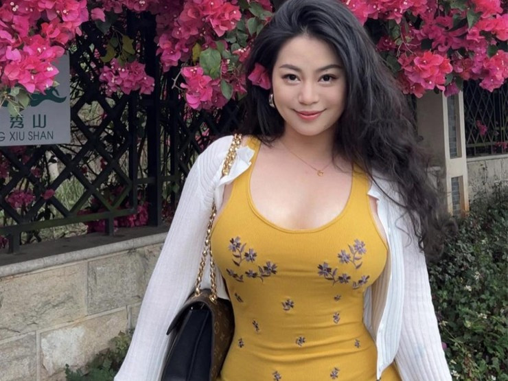 Wu Wuyan thường phối các trang phục của mình cùng quần ống suông. Ngoài ra, cô còn mix thêm áo dáng rộng ở bên ngoài để che bớt phần bắp tay to.