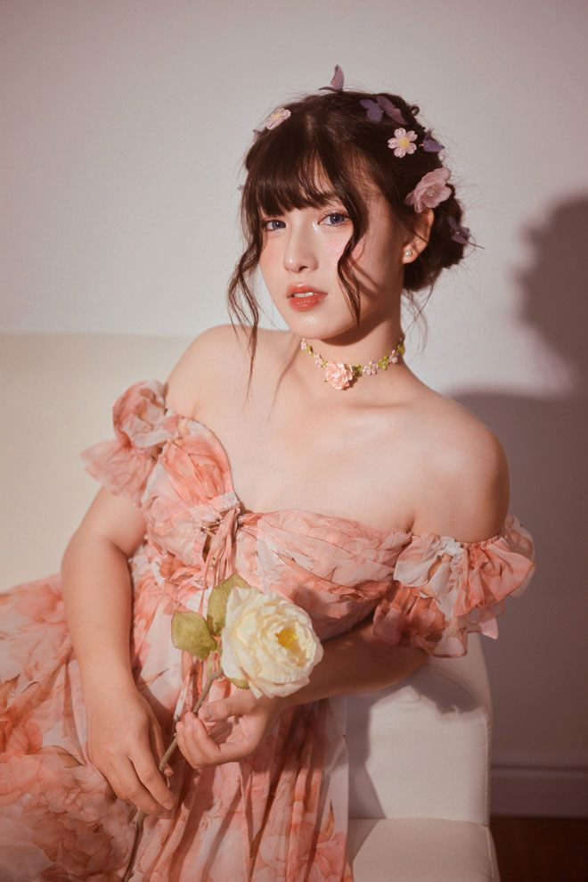 Khánh Chi không phải gương mặt xa lạ trên mạng xã hội. Cô nàng được biết đến với nhan sắc xinh xắn và loạt thành tích ấn tượng trong học tập như: là học sinh lớp chọn của trường top đầu TP. Vinh, nhiều năm đạt danh hiệu học sinh giỏi, được tuyển thẳng vào trường đại học nổi tiếng…