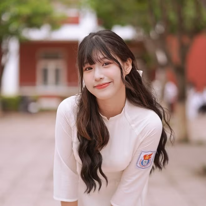 Buổi lễ khai giảng năm học 2023 đã trôi qua nhưng hình ảnh các nữ sinh xinh đẹp trong tà áo dài trắng vẫn được chia sẻ rộng rãi. Nổi bật hơn cả trong số đó là hình ảnh nữ sinh xứ Nghệ sở hữu vẻ đẹp trong trẻo, nổi bật giữa sân trường.