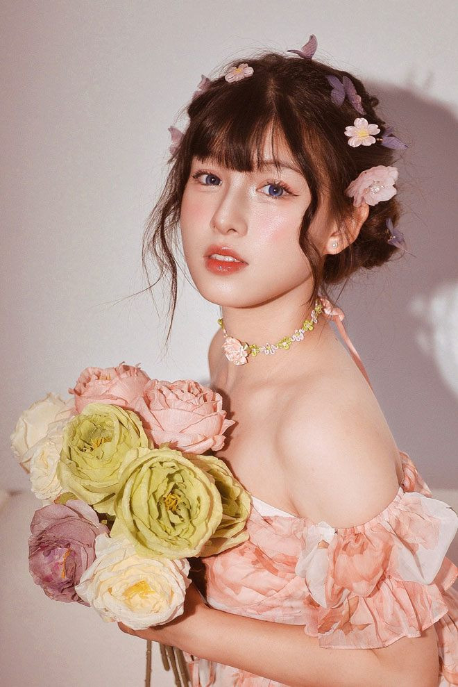 “Đó là những bức ảnh cuối cùng ghi dấu tuổi học trò của mình tại Quốc học Vinh. Hình ảnh một lần nữa được chia sẻ vào đúng mùa khai giảng khiến mình rất vui, cảm giác như được quay lại quãng thời gian tươi đẹp. Mình cảm ơn những lời khen và sự quan tâm của mọi người”, Chi nói.