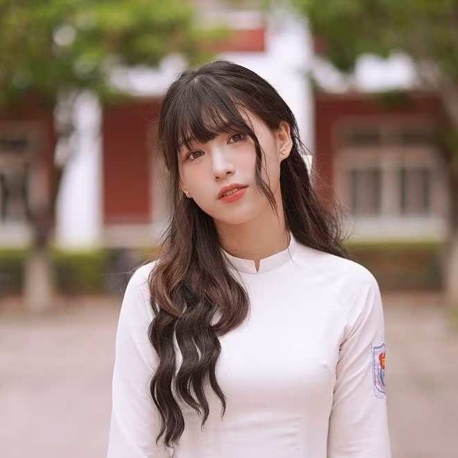 Cô nàng nữ sinh trong tà áo dài trắng khoe vẻ đẹp trong veo. Nhiều người nhận xét, cô nàng giống như nữ chính của các bộ phim thanh xuân vườn trường, gương mặt có nhiều nét hao hao với sao nữ đình đám Trung Quốc Triệu Lộ Tư.