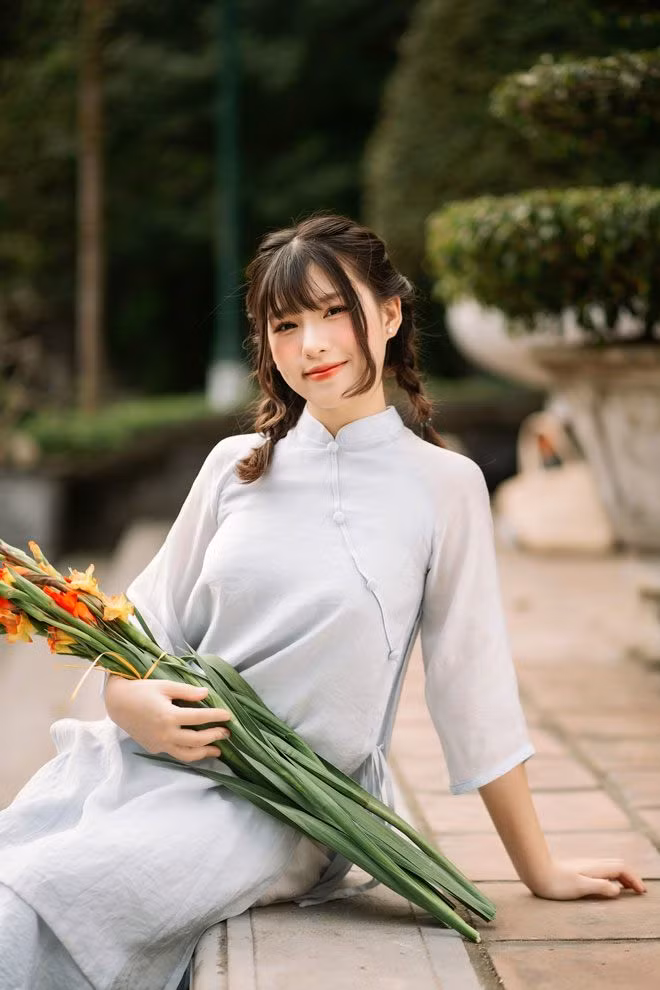 Khánh Chi hiện là sinh viên khoa Thiết kế thời trang của trường Đại học Văn Lang (TP.HCM). Trong mùa tuyển sinh 2022, cô được tuyển thẳng vào trường nhờ thành tích tốt trong kỳ thi năng khiếu kết hợp phỏng vấn tài năng.