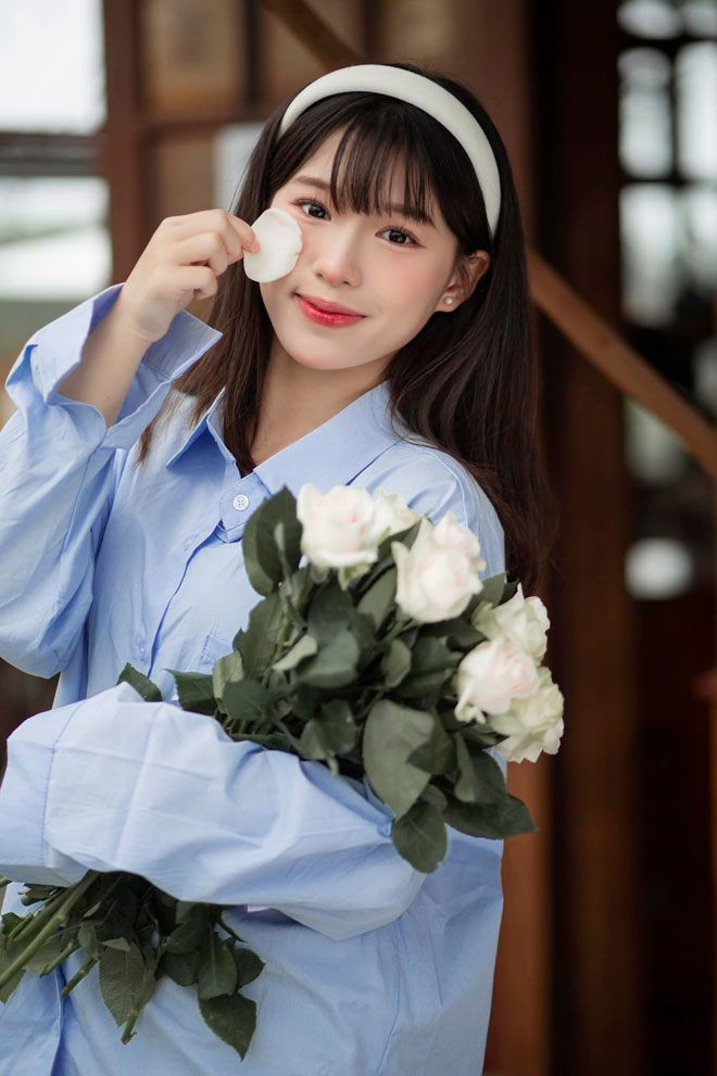 “Thiết kế thời trang vừa là sở thích vừa là ngành mình thấy có triển vọng. Trong xu thế hội nhập và công nghệ đang dần phát triển, những ngành cần sự sáng tạo có khả năng tạo ra một làn sóng mới. Hơn hết trong quá trình học tập tại trường cấp ba, mình nhận ra đây là ngành phù hợp thông qua việc tham gia các câu lạc bộ, hoạt động ngoại khóa”, Chi cho hay.