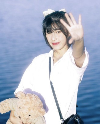 Sở hữu ngoại hình nổi bật, Khánh Chi là mẫu ảnh có tiếng từ khi còn là học sinh cấp 3. Số tiền kiếm được đủ để cô chi trả nhu cầu cá nhân, không nhận hỗ trợ từ gia đình ngoại trừ tiền học phí.