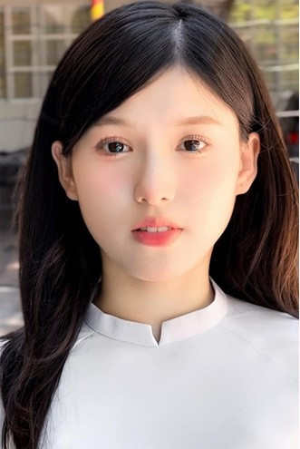 Danh tính “hot girl khai giảng” nhanh chóng được tìm ra, đó là Khánh Chi (sinh năm 2005, Nghệ An).