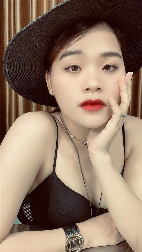 Ở lần lên sóng này, nhan sắc của chính chủ lập tức trở thành đề tài bàn tán của dân mạng.