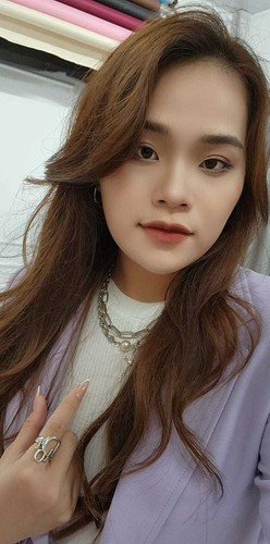 Khi ấy, cô gái họ Phạm tiết lộ bản thân rất vất vả, là lao động chính trong gia đình, phải bán hàng online để kiếm sống, nuôi ông nội già yếu và mẹ bị tai biến.