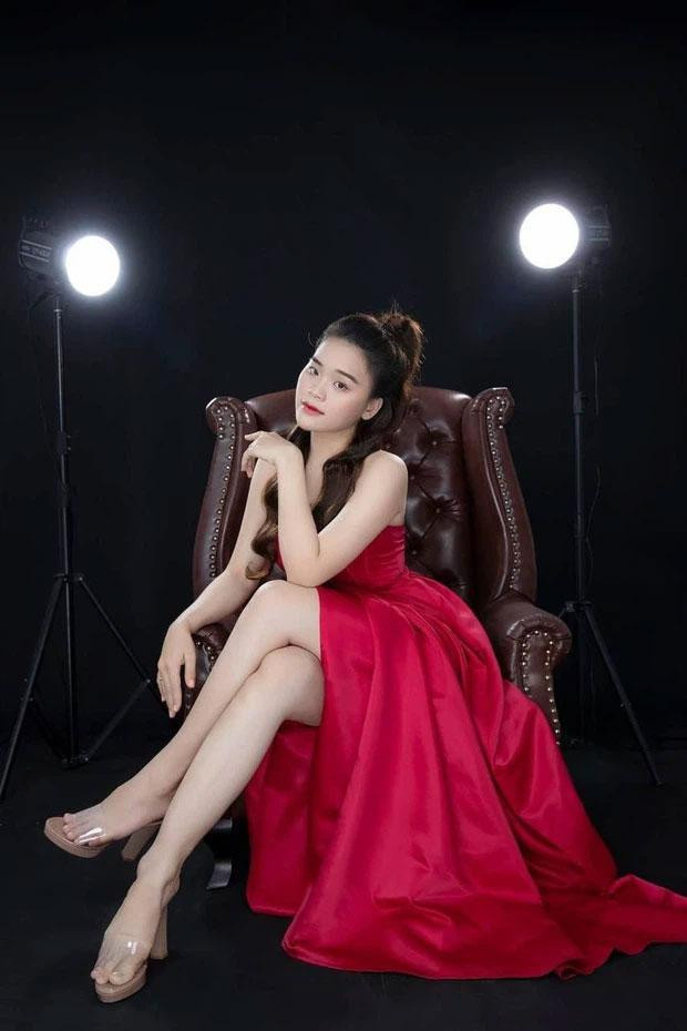 Sau khi được Ngô Kiến Huy tài trợ tiền làm răng sứ và mới đây là sữa mũi, diện mạo của cô nàng đã thay đổi rất nhiều.