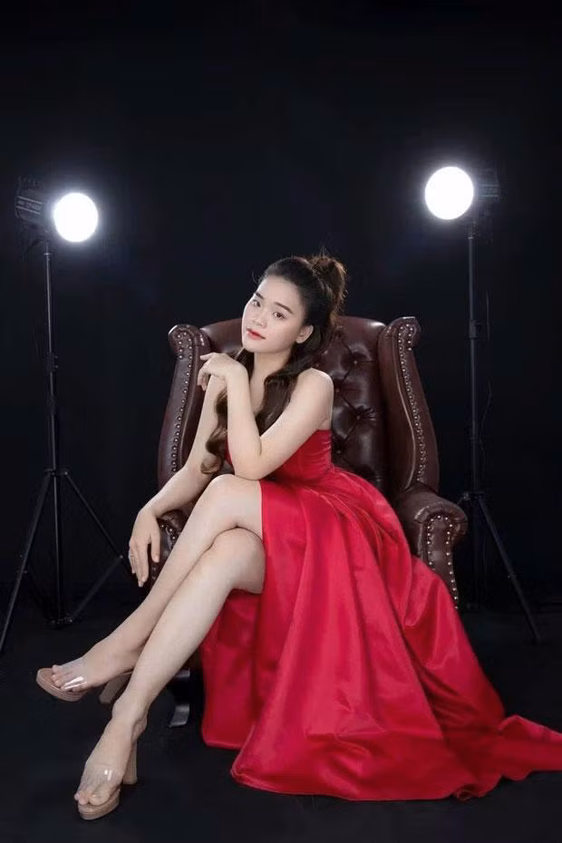 Sau khi được Ngô Kiến Huy tài trợ tiền làm răng sứ và mới đây là sữa mũi, diện mạo của cô nàng đã thay đổi rất nhiều.